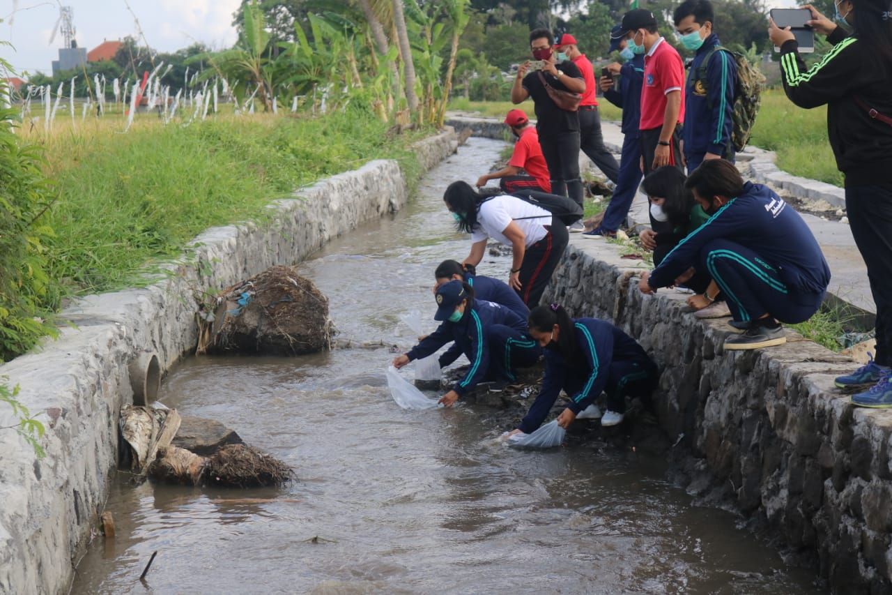 podiumnews.com-TMMD ke-109 Kodim Badung Tebar Benih Ikan Nila di Sungai Ulun Carik